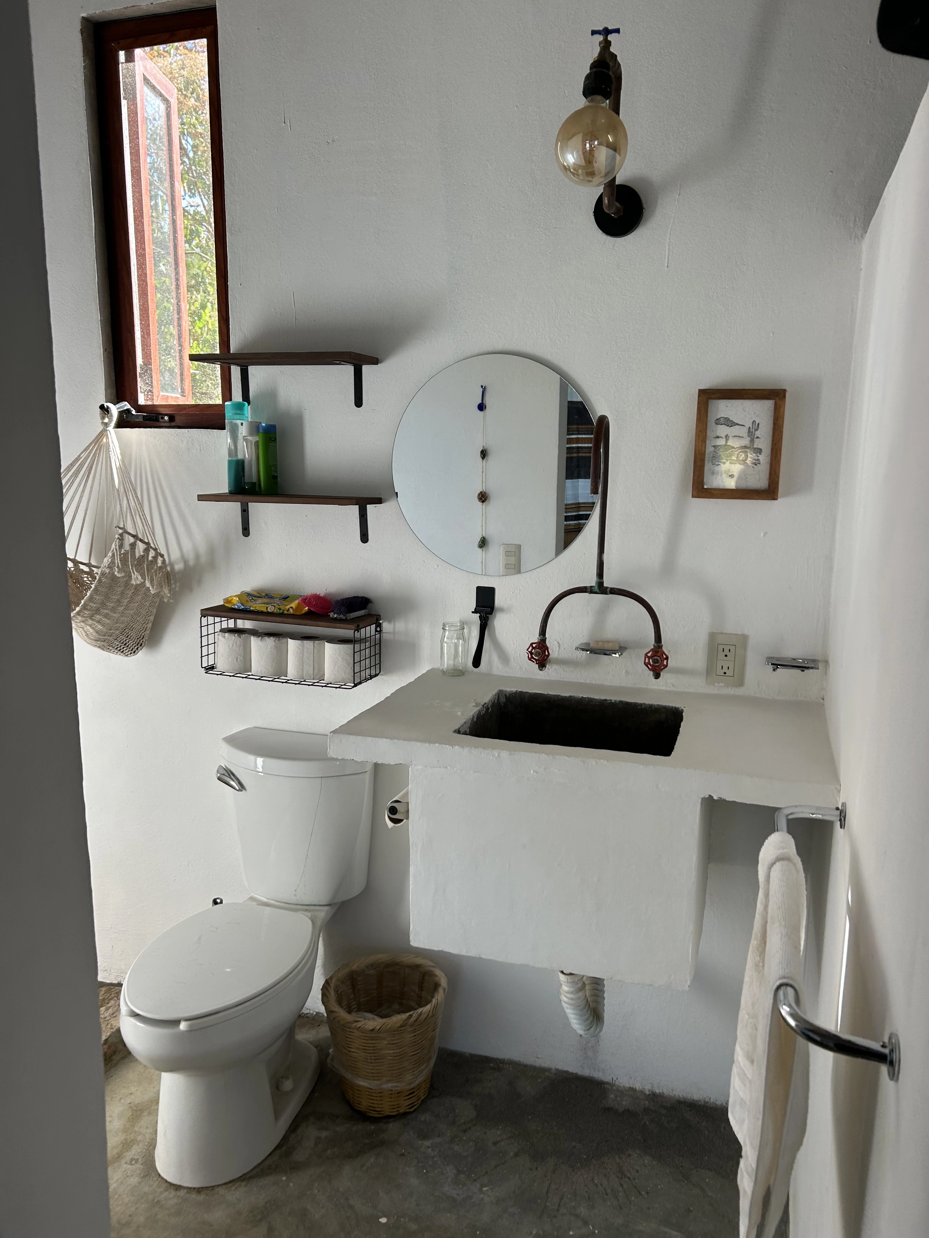 Baño principal con acabados rústicos