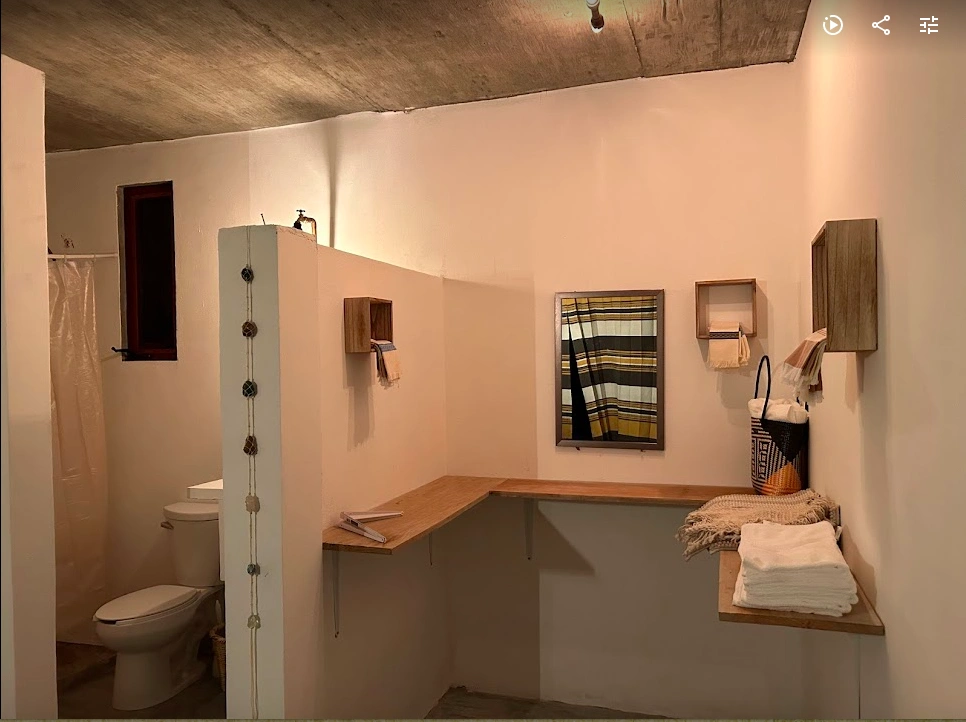 Detalle del lavabo con espejo redondo