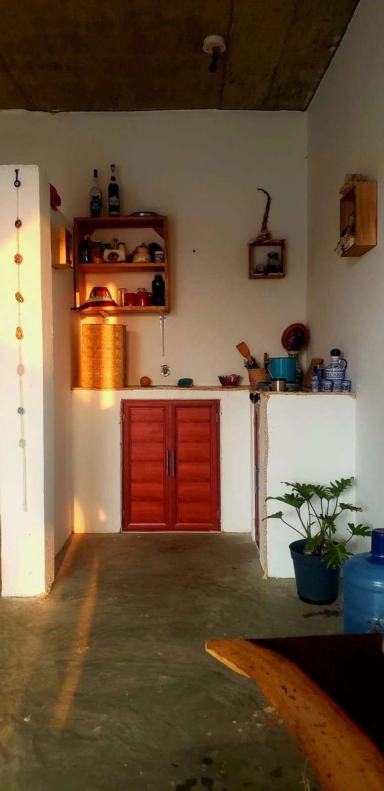 Cocina equipada con barra y utensilios